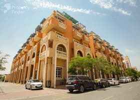 صورة لـ التصميم الخارجي للمبنى في الصيف