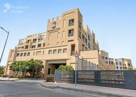 صورة لـ التصميم الخارجي للمبنى في منازل الخور