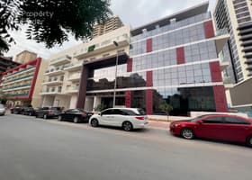صورة لـ التصميم الخارجي للمبنى في بارك سكوار